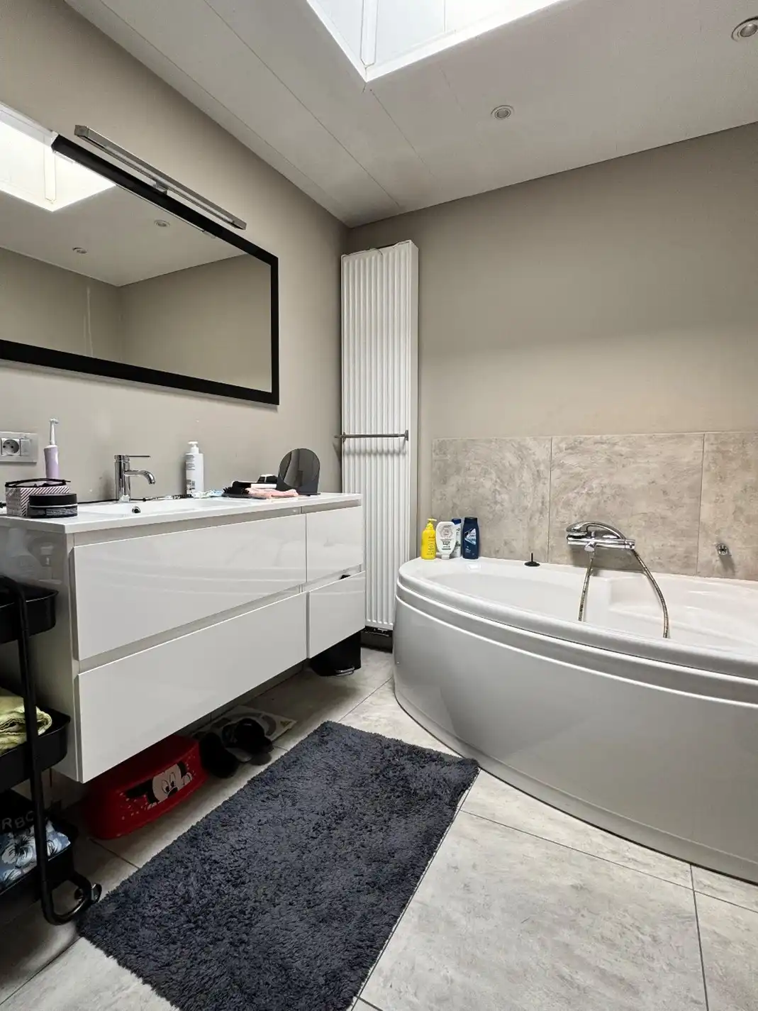 Instapklare woning met drie slaapkamers, tuin met uitweg, zolderkamer te Roeselare foto 9