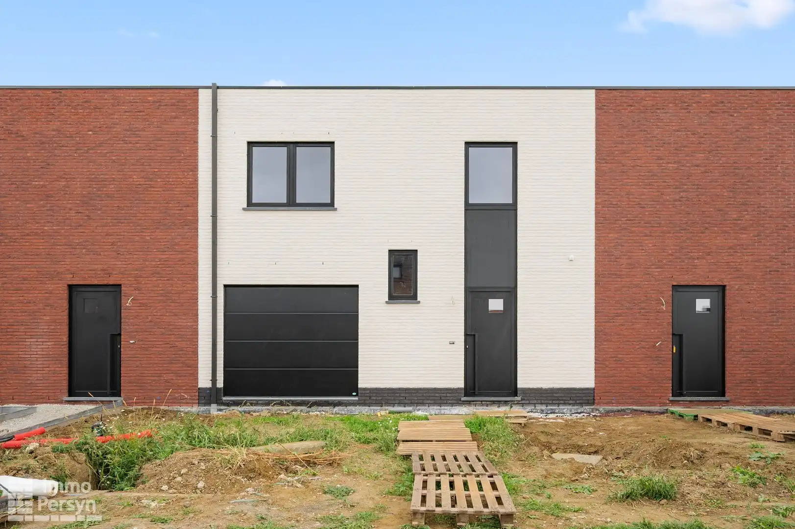 Moderne, energiezuinige gesloten nieuwbouwwoning foto {{pictureIndex}}