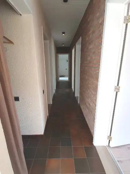 Rustig gelegen 3 slpka-woning met inpandige garage, 2 terrassen en kleine tuin foto 4