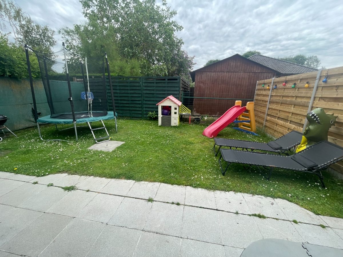 EENGEZINSWONING + garage & tuin foto 12