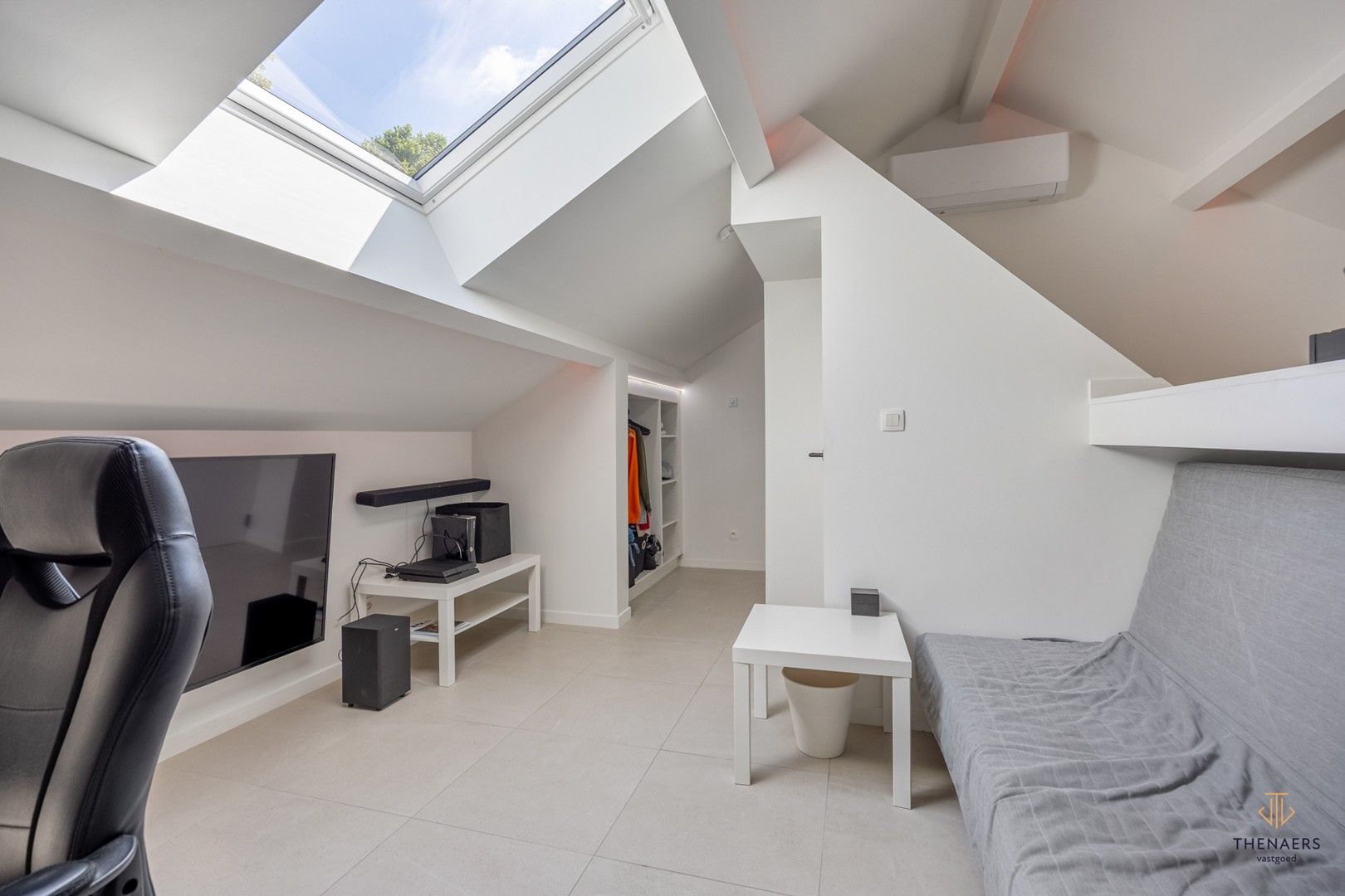 UNIEKE GERENOVEERDE WONING MET 4 SLAAPKAMERS EN PRACHTIG UITZICHT OP DE VELDEN. foto 33