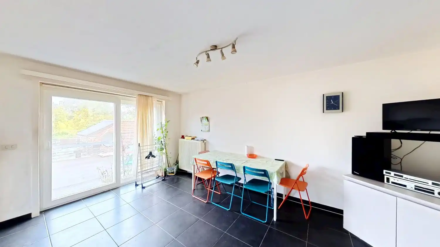 Recent appartement met 1 slaapkamer en heel ruim terras! Unieke investeringskans of ideaal startersappartement. foto 4