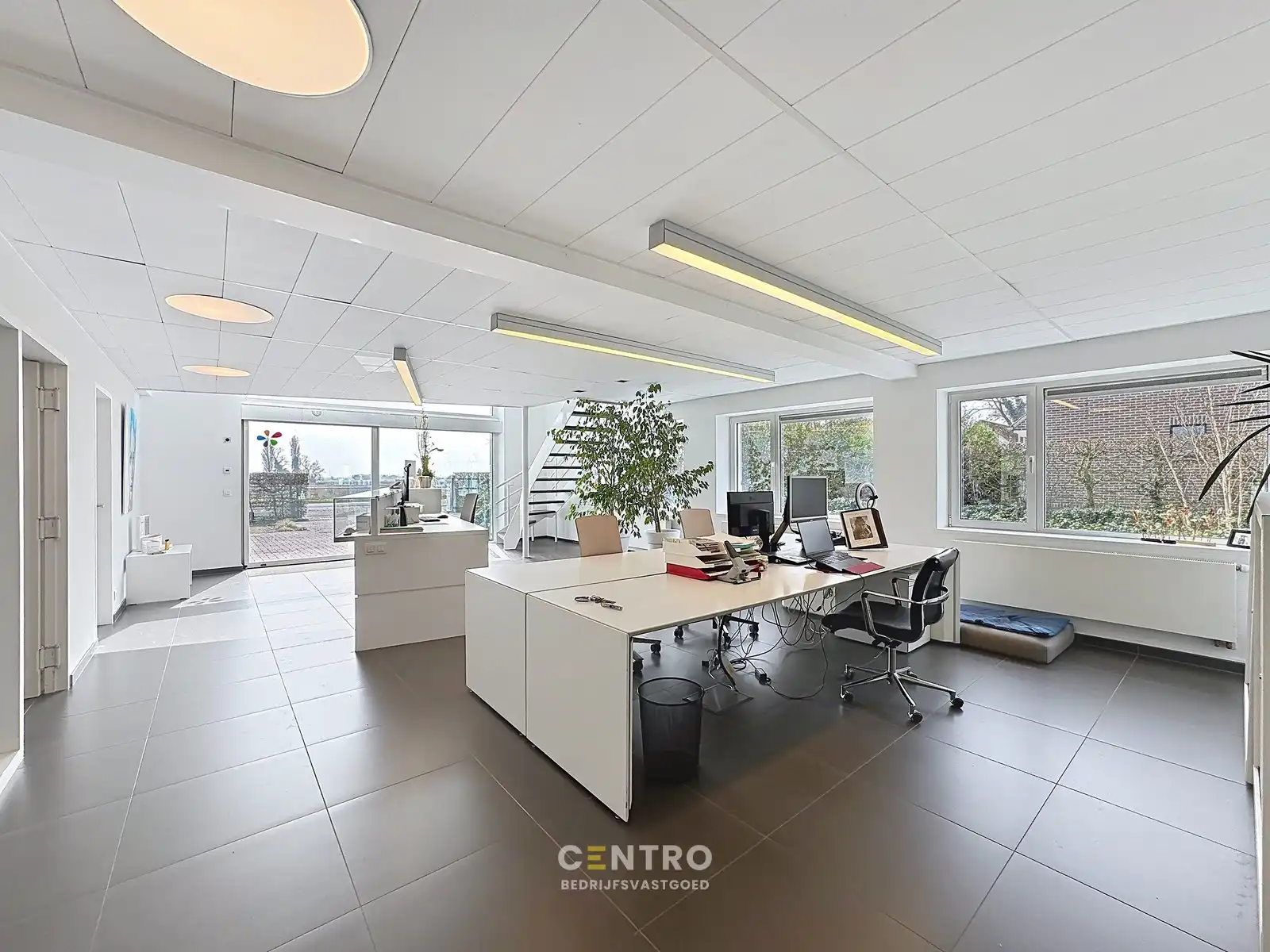 Modern en instapklaar WOON-WERKPAND met professionele ruimten, lichtrijk & ruim APPARTEMENT met zonneterras en aangelegde tuin. foto 5