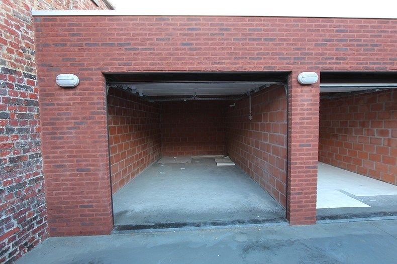 Afzonderlijke gemetste garage te huur centrum Roeselare  foto 3