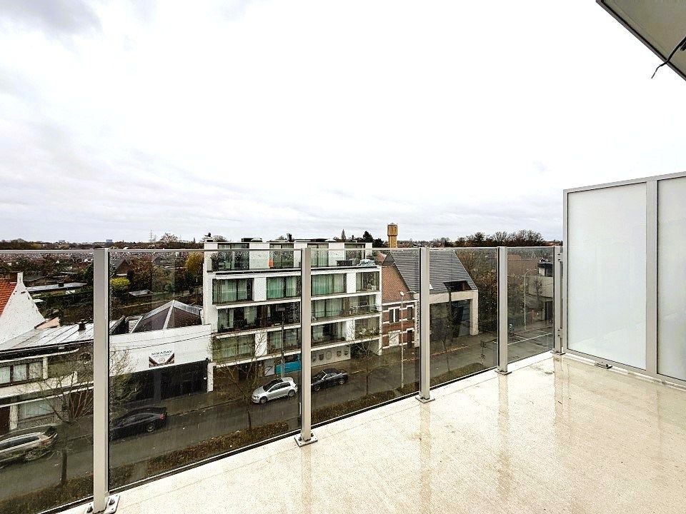 Volledig gerenoveerd, energiezuinig appartement met garage op de 5de verdieping foto 3