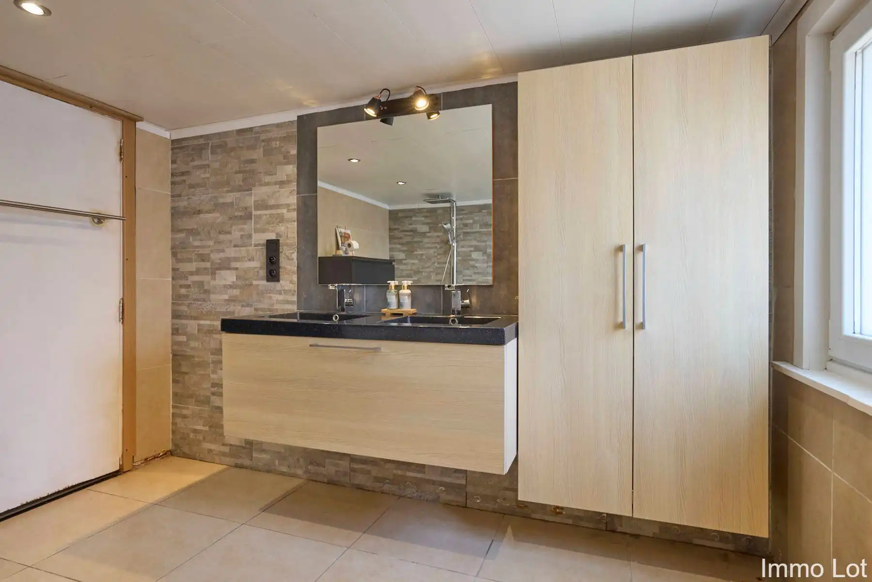 Ruime halfopen bebouwing op perceel van 765 m² foto 9