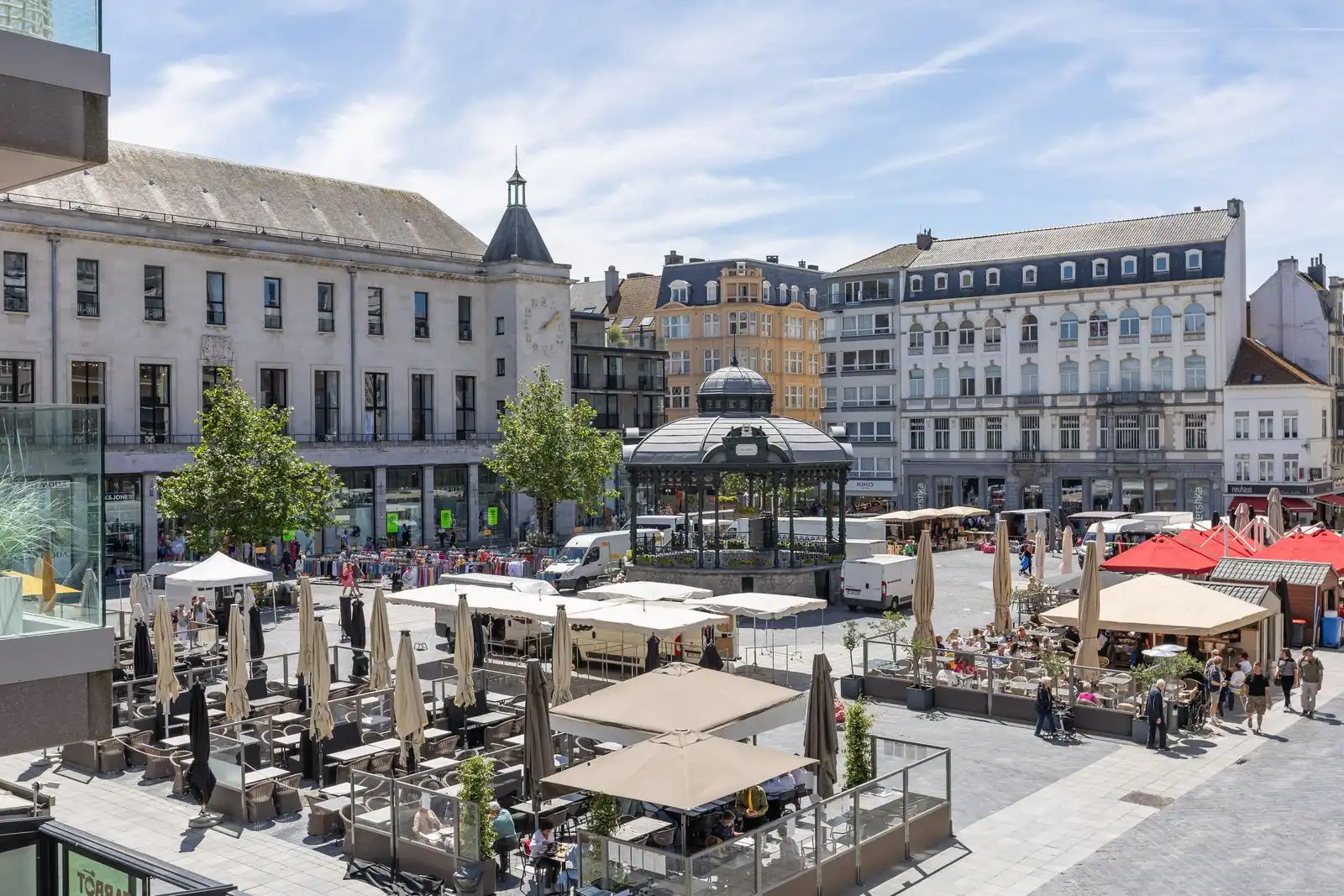 Instapklaar en gemeubeld appartement met 2 slpk op topligging aan het Wapenplein foto 3