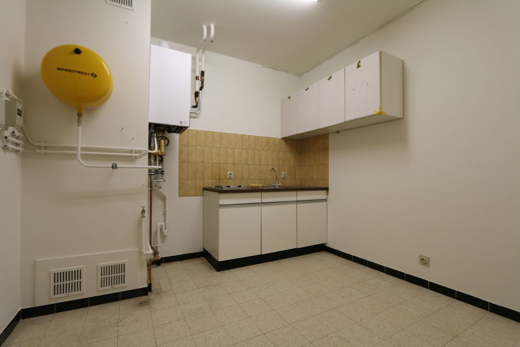 Handel 220 m² + kelder + drukke ligging + optie parking foto 10