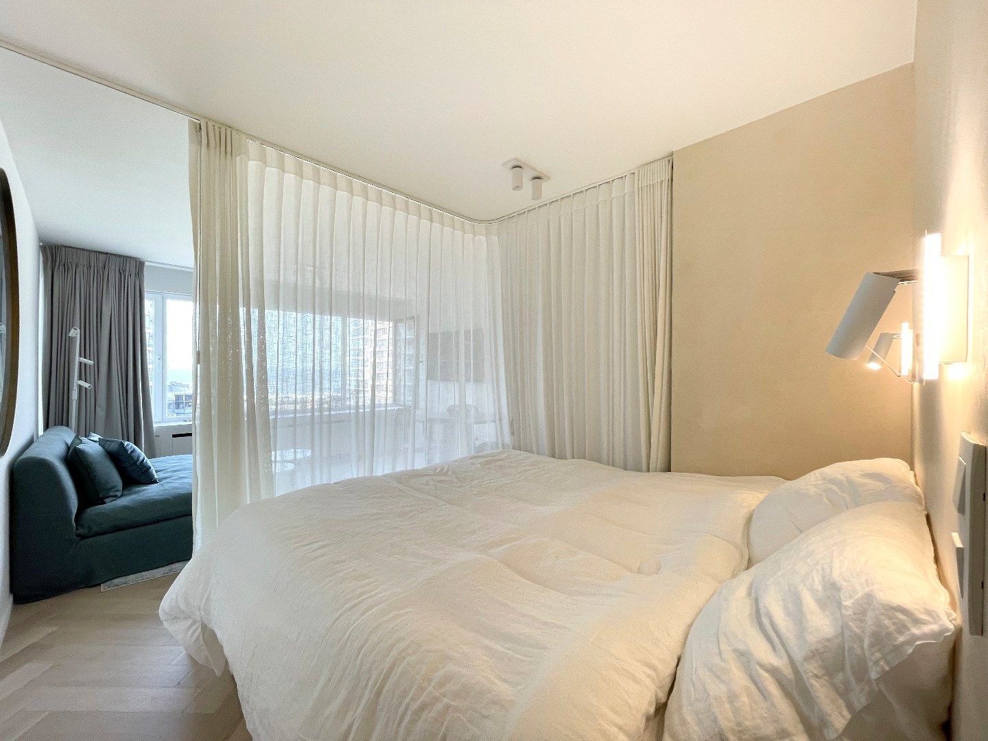 Luxueus afgewerkte studio met slaaphoek op het Van Bunnenplein met FRONTAAL zeezicht. foto 9