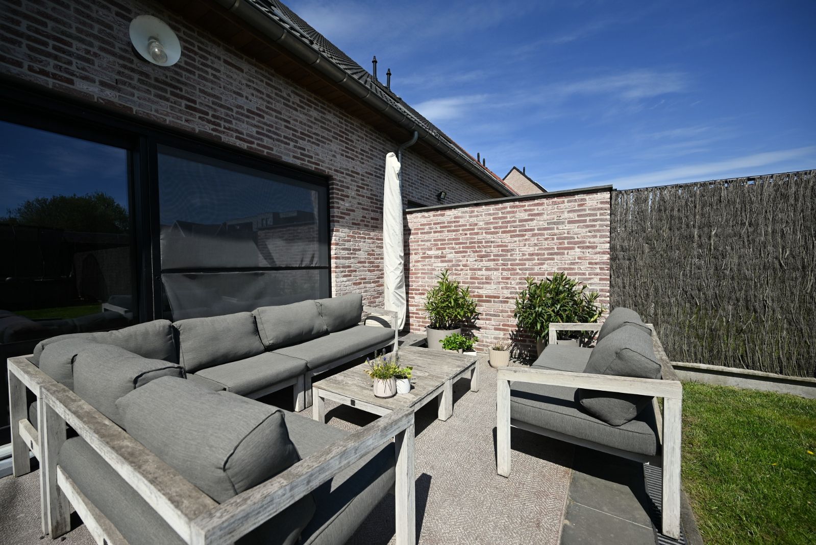 Gezinsvriendelijke Woning met Open Keuken, Tuin parkeerplaats en Garage foto 10