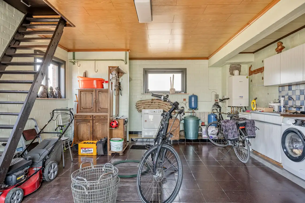 Degelijke te moderniseren open gelijkvloerse woning met inpandige garage én ruime afzonderlijke garage en een grote zonnige tuin in het centrum van Doorslaar! foto 18