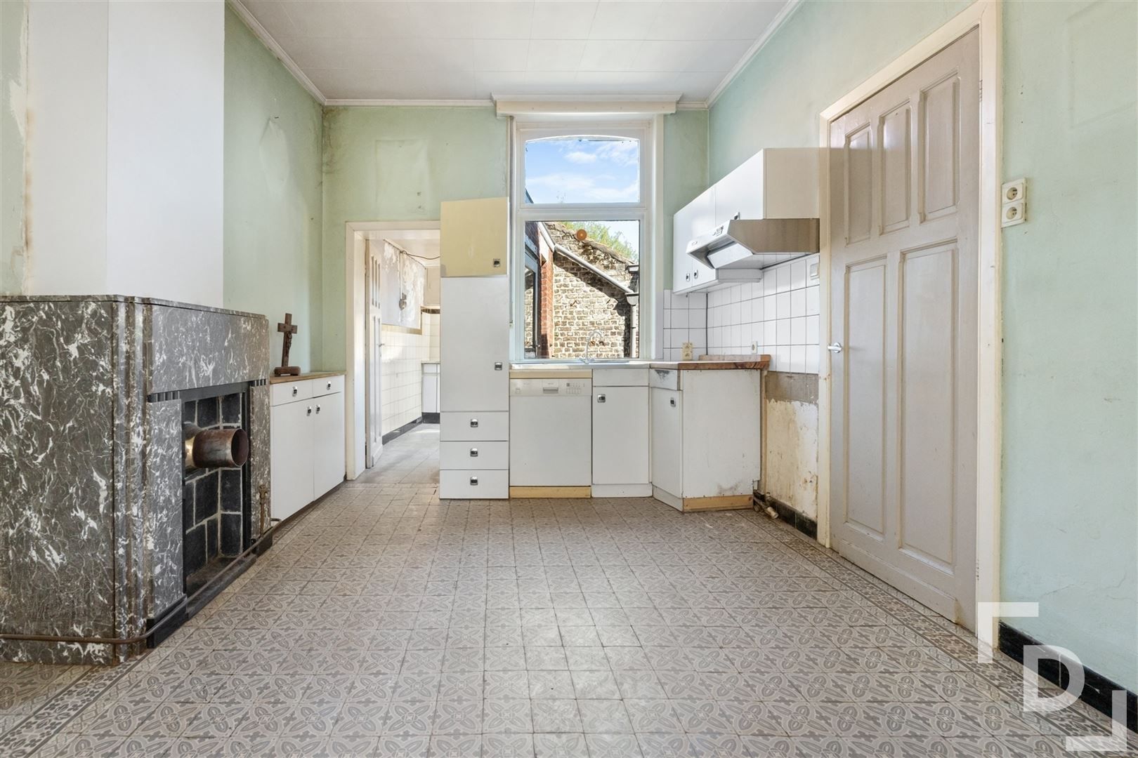 Te renoveren woning met ruime tuin en inpandige garage. foto 8