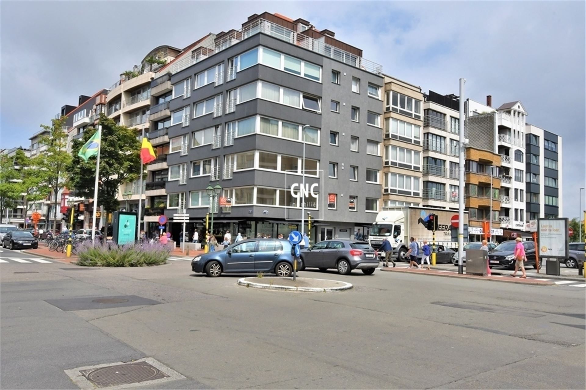 Zonnig hoekappartement op de Burgemeester Frans Desmidtplein foto 4