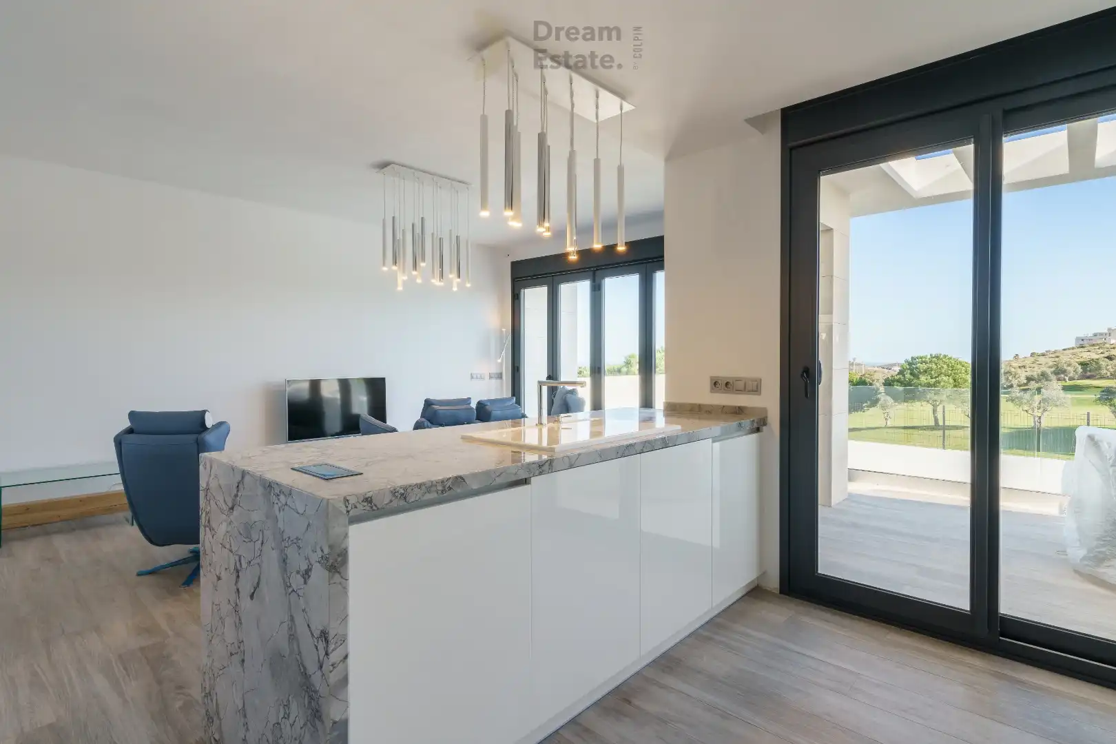 Nieuwbouwwoningen (nog slechts 2) tegenover de golf met zicht naar zee te Mijas. foto 15