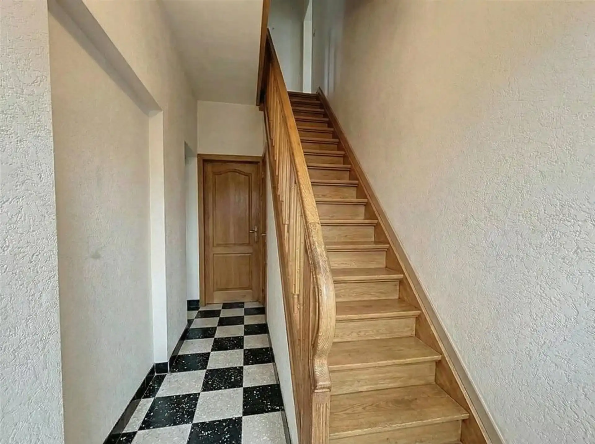 half open bebouwing met 3 slaapkamers, zwembad en garage op perceel van 312m²  foto 8