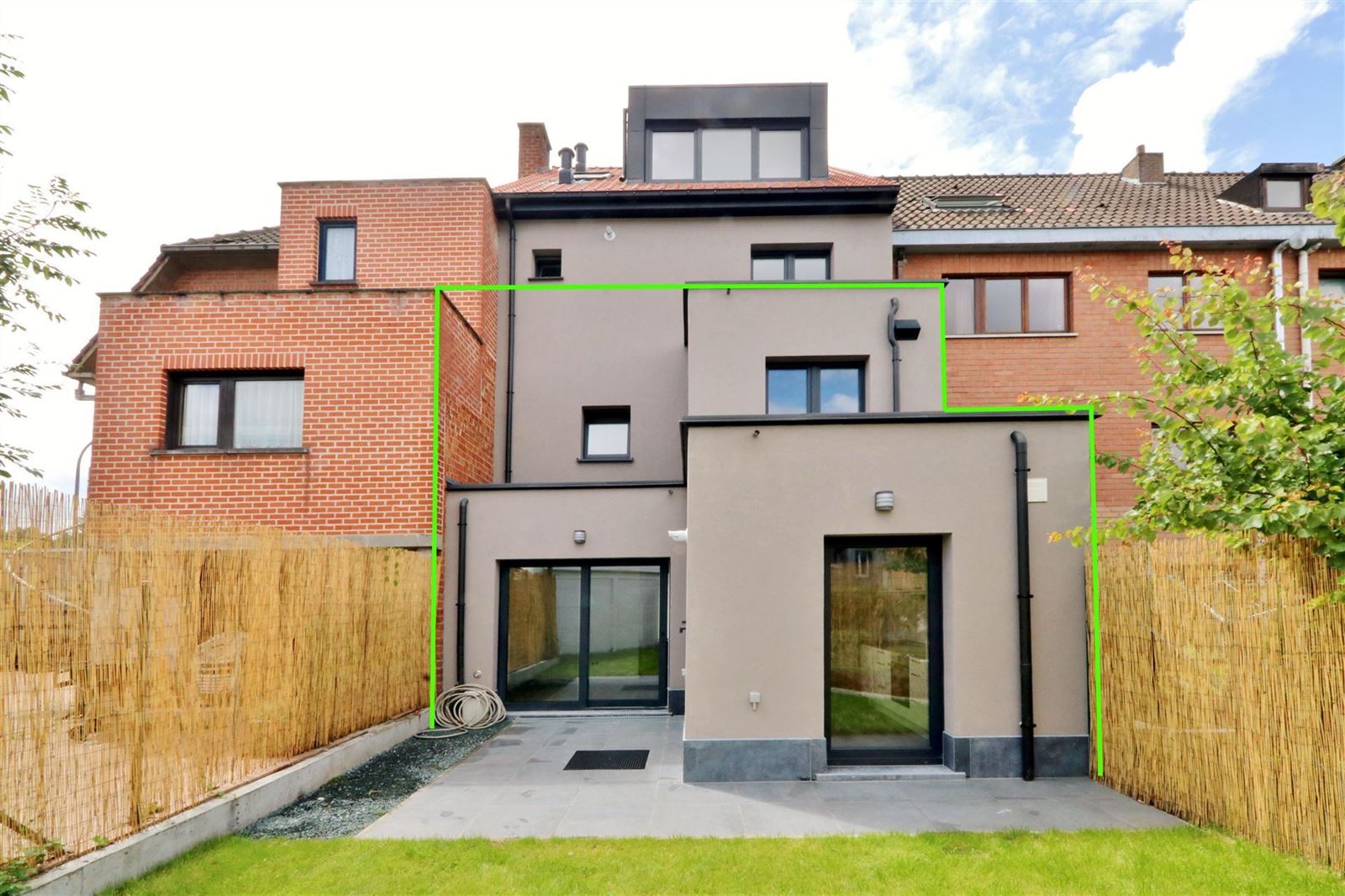 Duplex met 3 slaapkamers, 2 badkamers, tuin en staanplaats foto 3