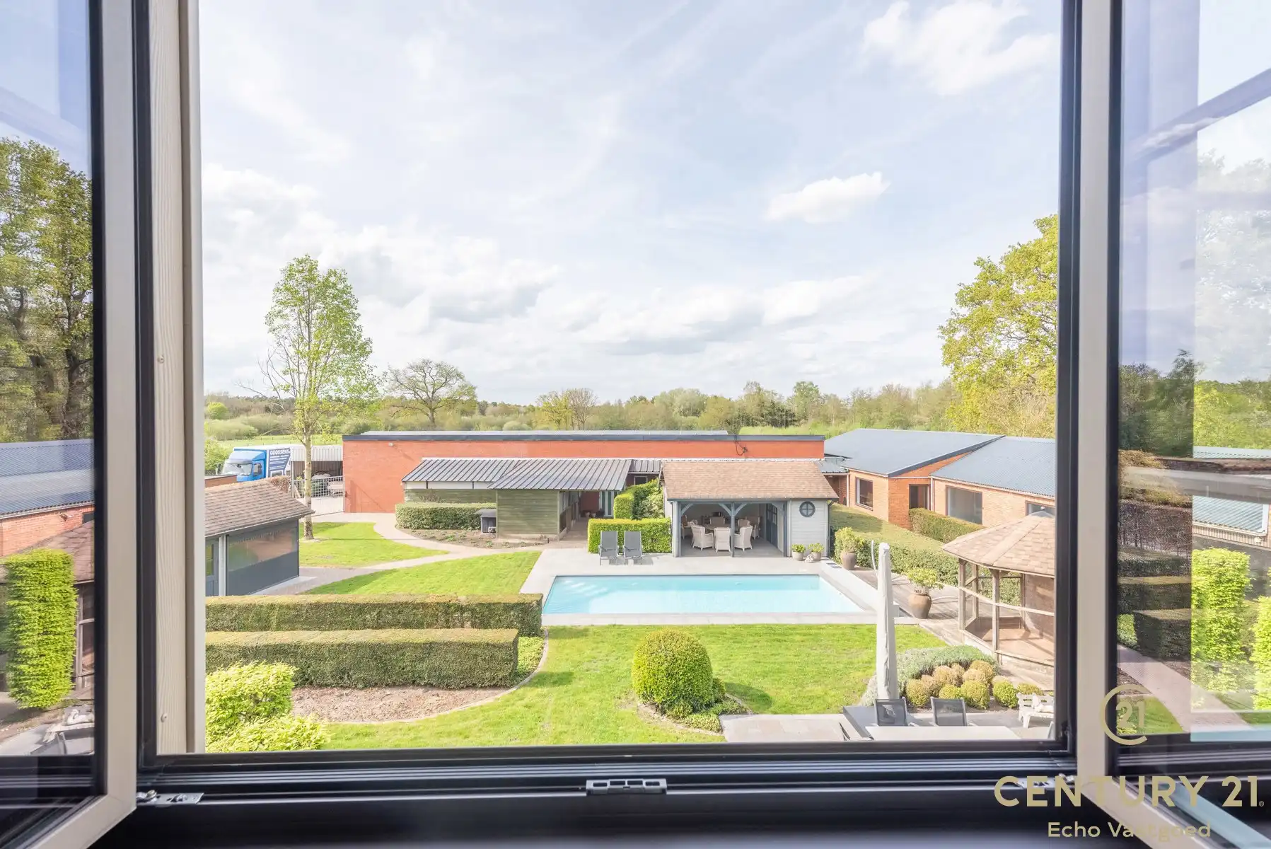 Unieke woning met magazijnen,  zwembad en conciergewoning foto 19