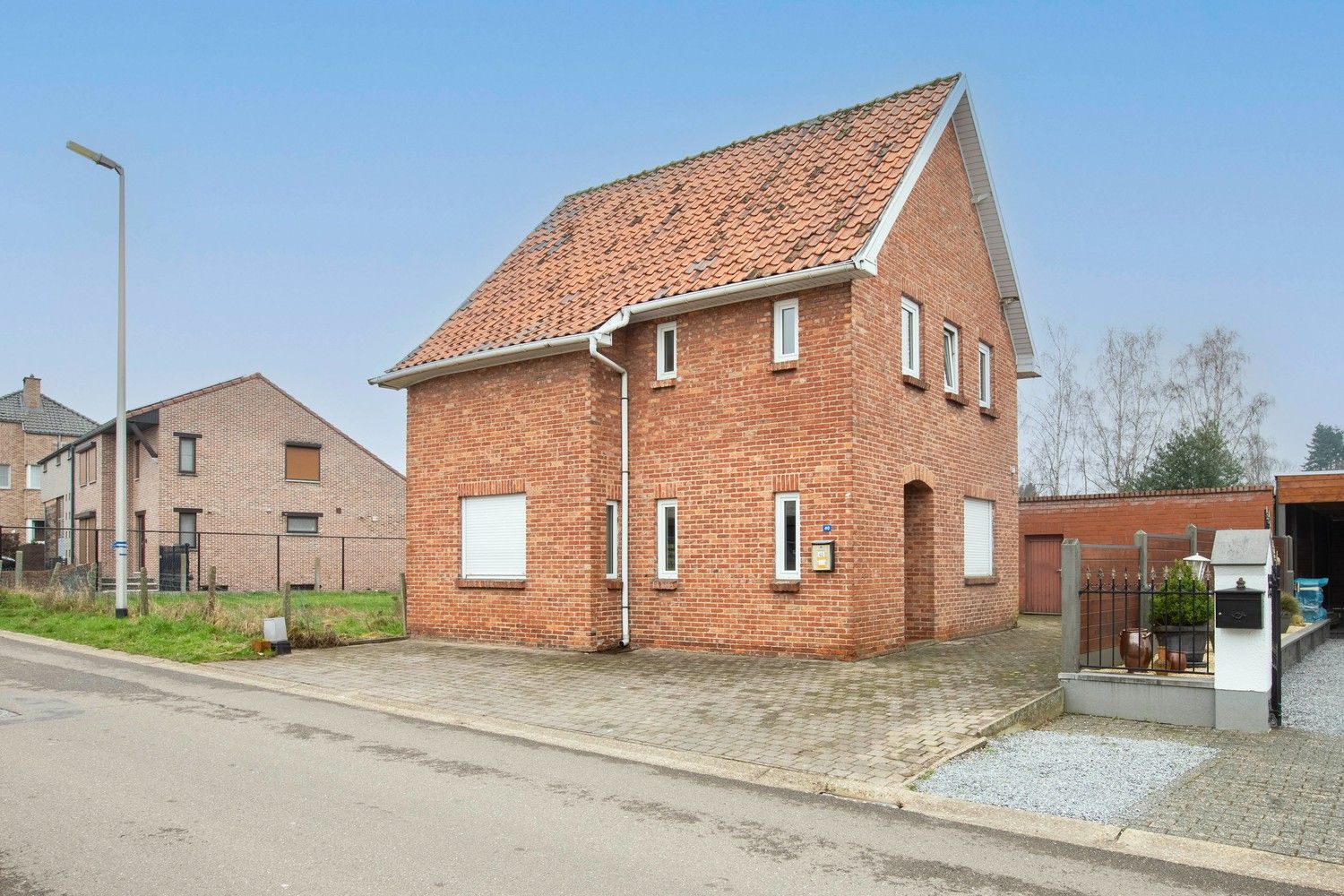 Te renoveren woning met veel mogelijkheden op een ruim perceel van 32a40ca te Lanaken! foto 4