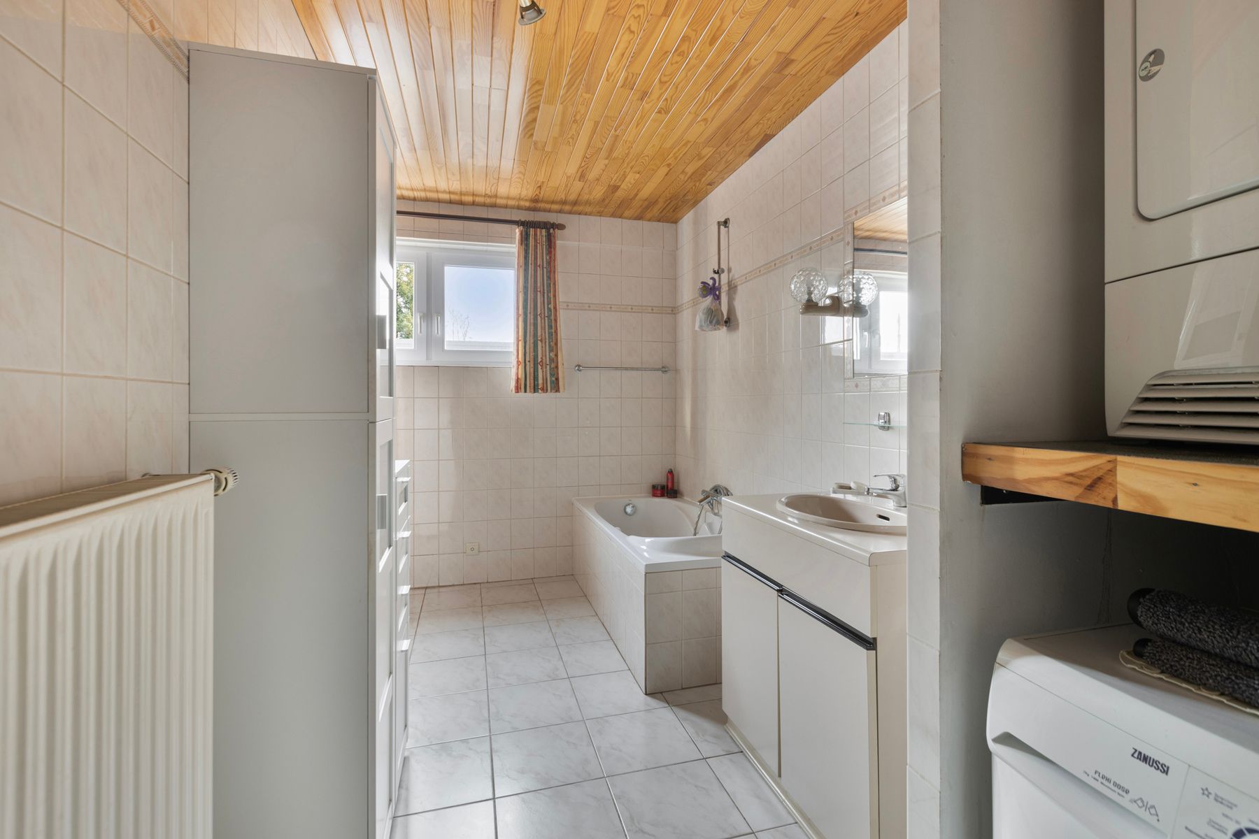Ruim en stijlvol familiehuis, 4 Slaapkamers, grote tuin.  foto 21