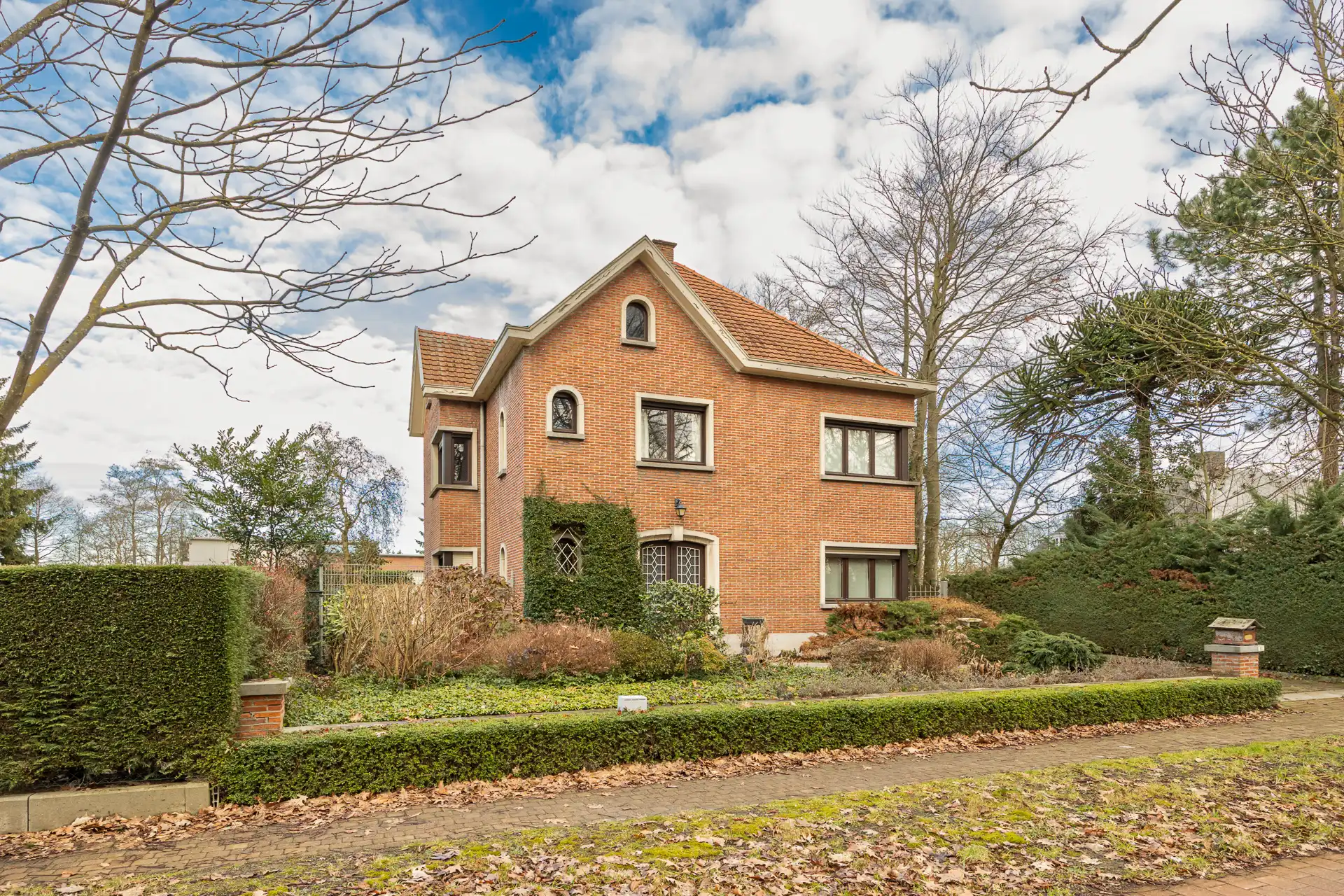 Ruime villa met garage en zwembad foto 34