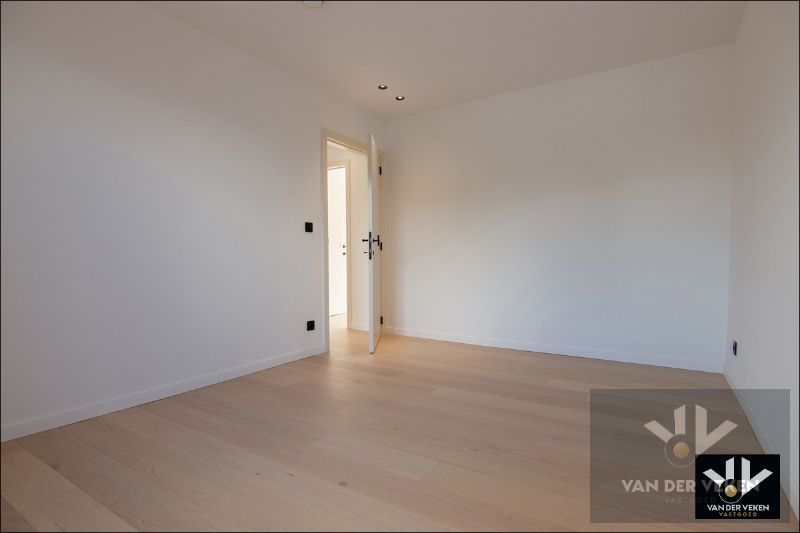 Volledig gerenoveerde & energiezuinige rijwoning met 4slpk te Hasselt foto 18