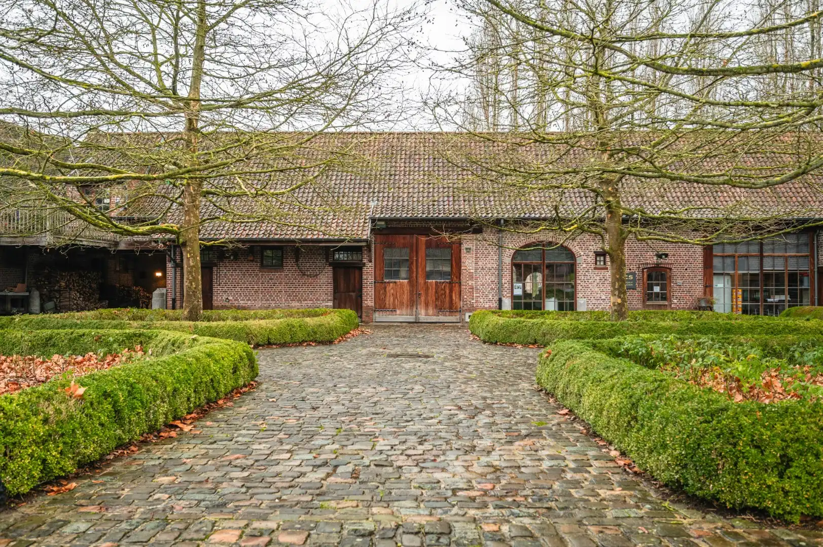 Unieke vierkantshoeve op uitgestrekt domein, geschikt voor diverse doeleinden  foto 6