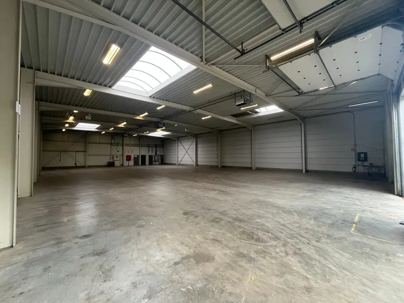 Bedrijfshal met terrein foto 9