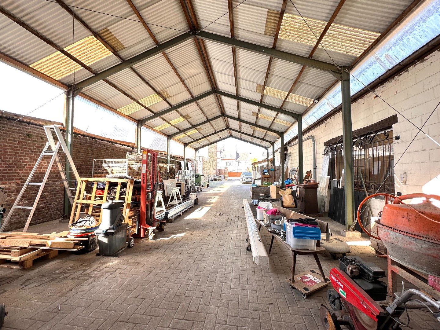 Ruim handelspand met magazijnen, loods, bureelruimte en tuin foto 4