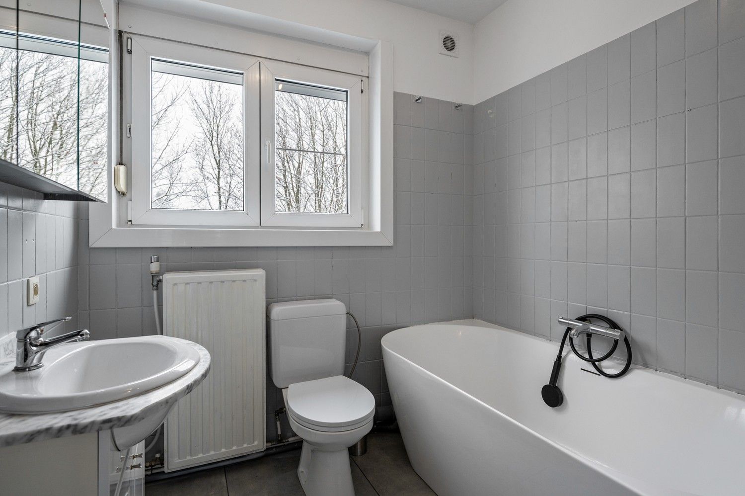 Ruime grotendeels gerenoveerde belétage met 3 slaapkamers, tuin en garage met oprit in Kapellen foto 7