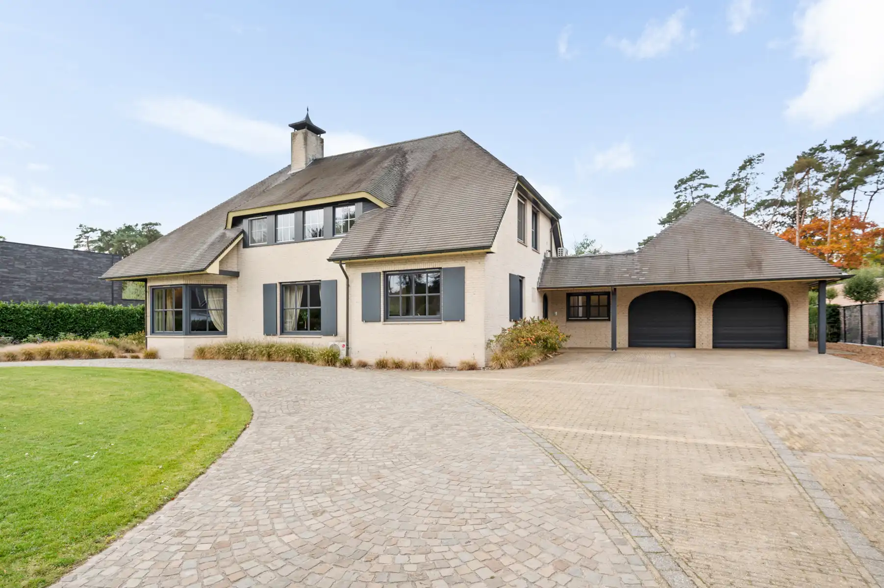 Villa met 5slk en binnenzwembad op 2090m²  foto {{pictureIndex}}