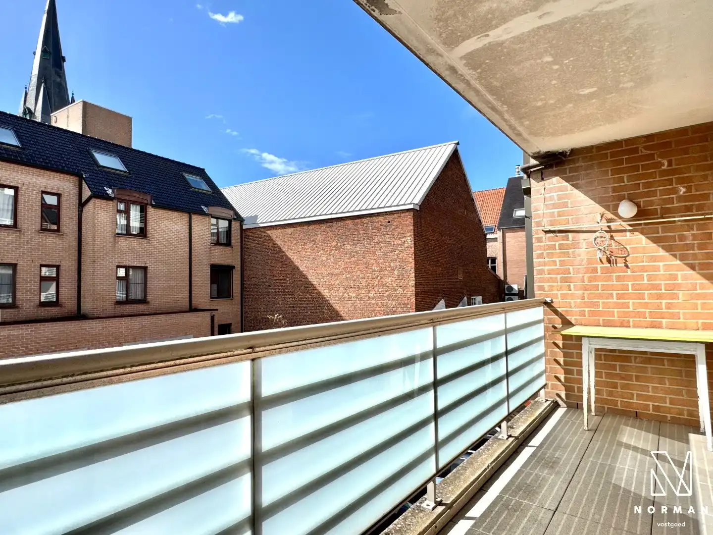 Lichtrijk en energiezuinig appartement met 2 slaapkamers, terras en garage te koop in centrum Kuurne! foto 4
