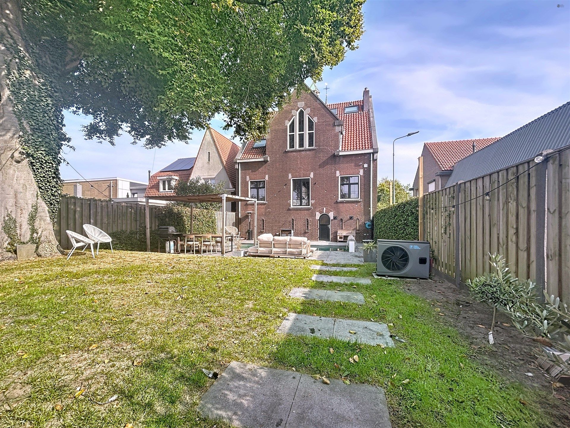 Historisch wonen in Clinge: oud-gemeentehuis met uniek karakter (400m²) foto {{pictureIndex}}