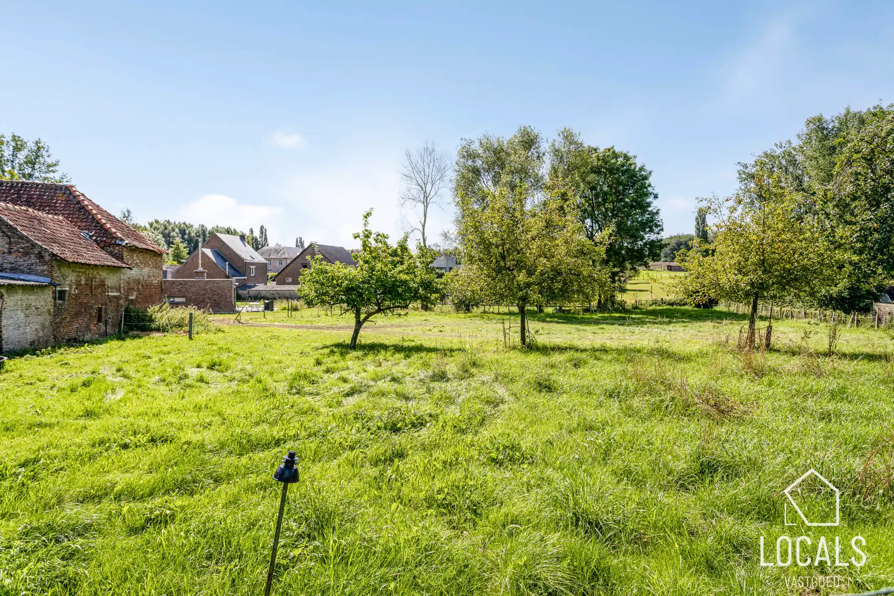 Prachtig gelegen, zuidgerichte bouwgrond met vergunning! foto {{pictureIndex}}