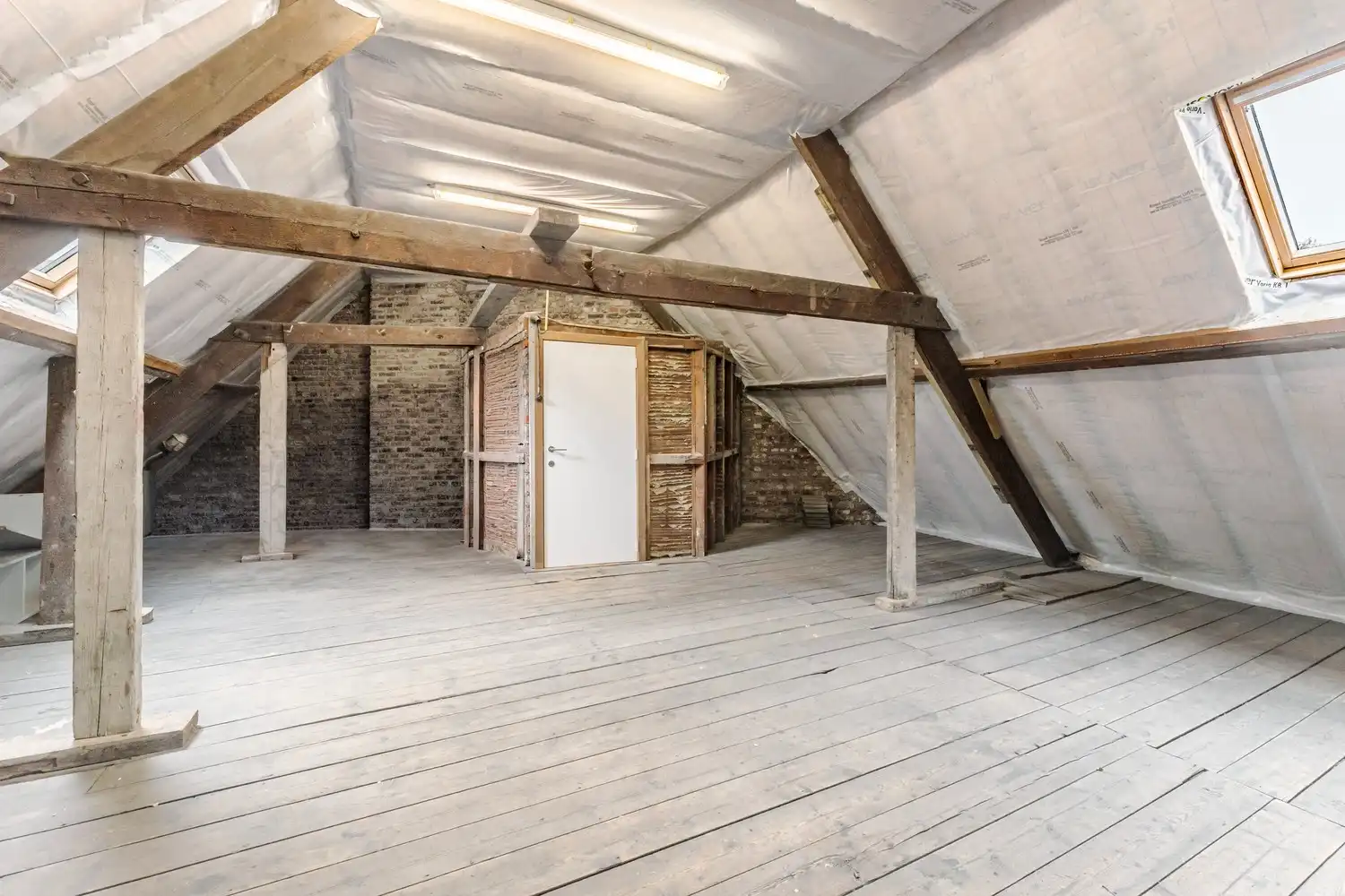 Karaktervol herenhuis uit 1874 op unieke historische locatie in Kortrijk foto 16
