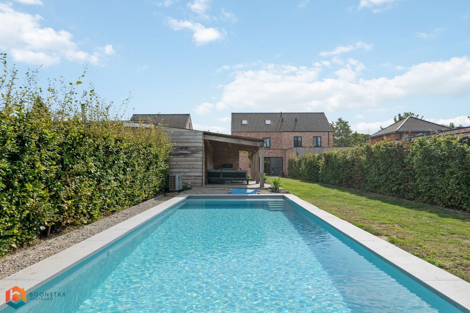 Recente en energiezuinige woning met mooie tuin en zwembad foto 9