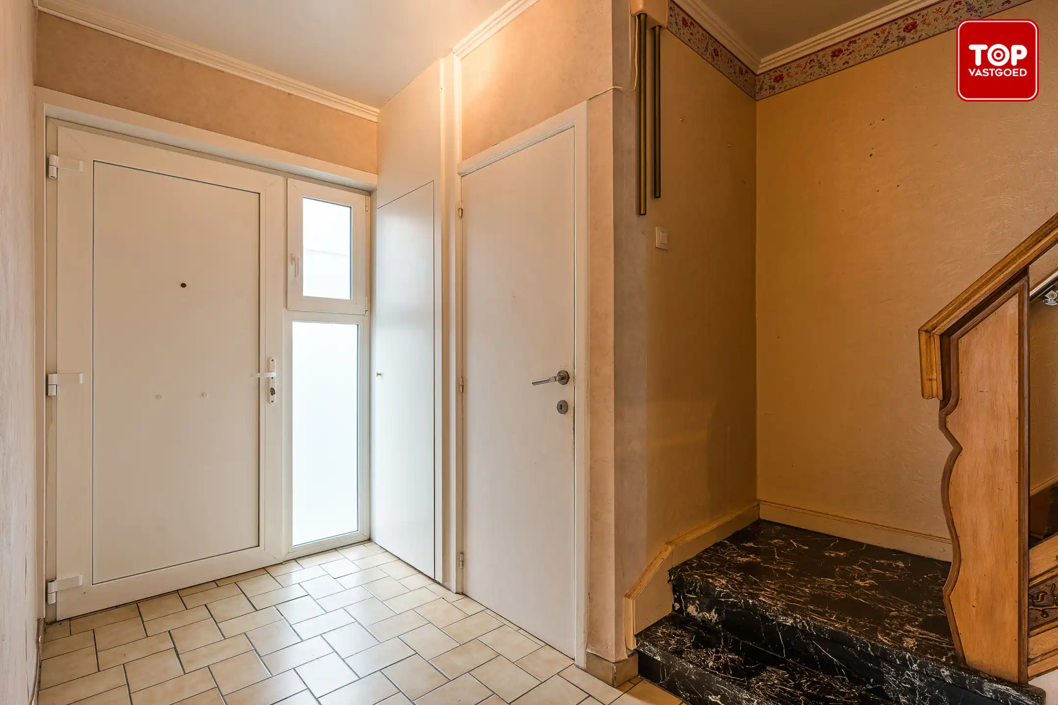 Op te frissen half open bebouwing met 3 slaapkamers, tuin en garage.  foto 3