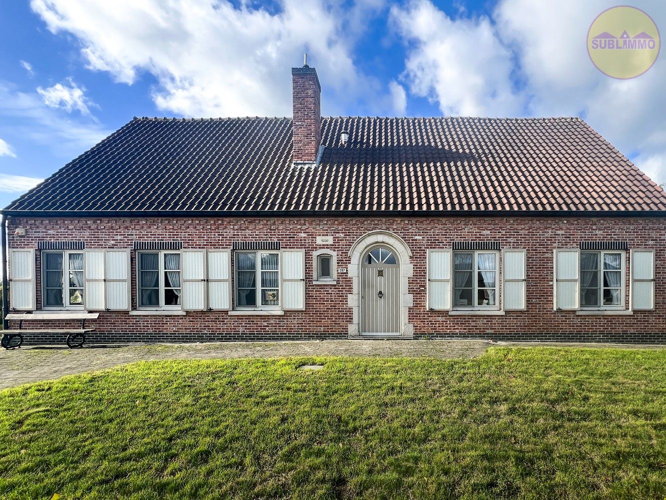 Energiezuinige villa in Westerlo met 5 tot 7 slaapkamers, open zicht & een ruim perceel van 1086 m². foto {{pictureIndex}}