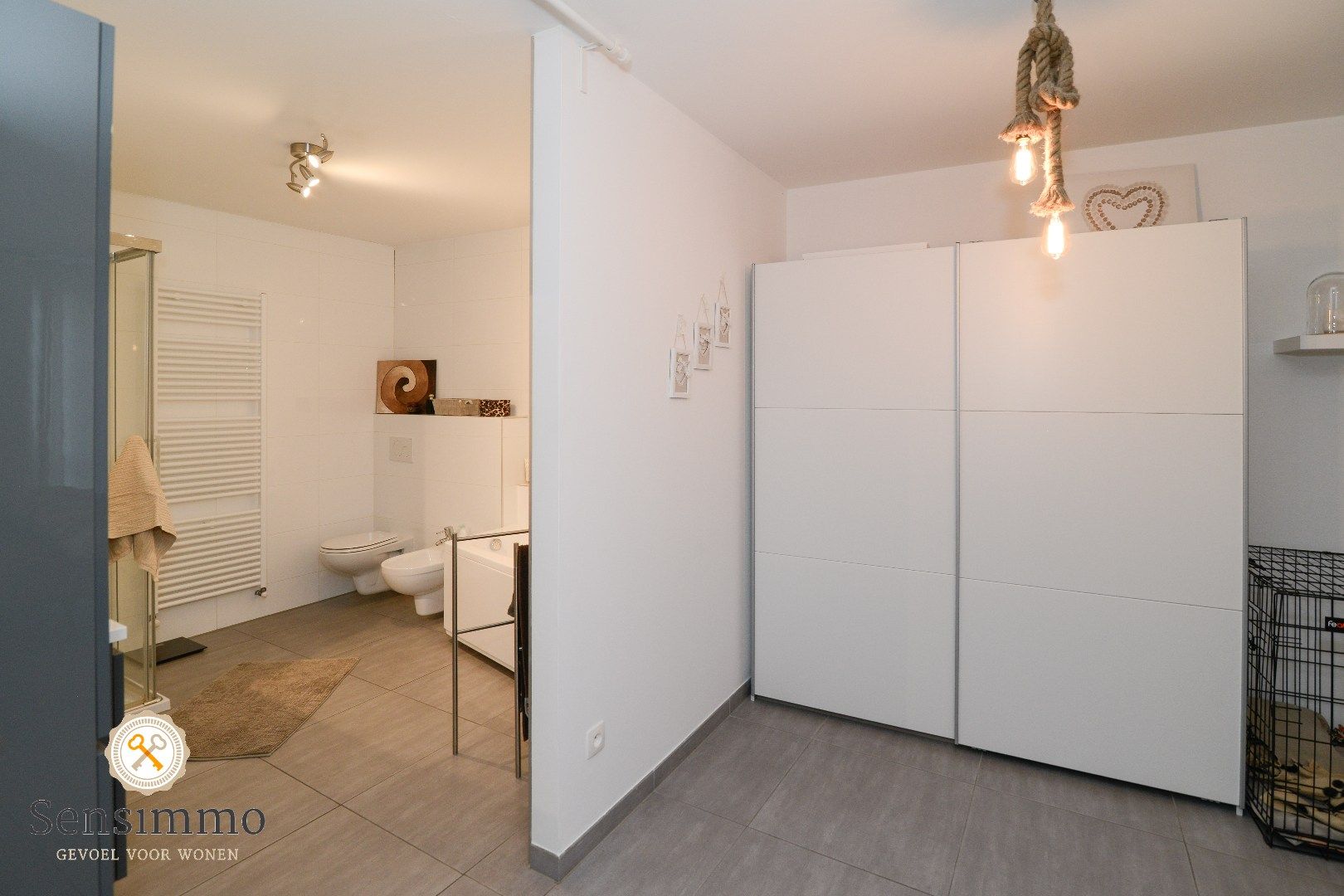 Modern en ruim appartement met 1 slaapkamer, dubbel terras en privé parking foto 16