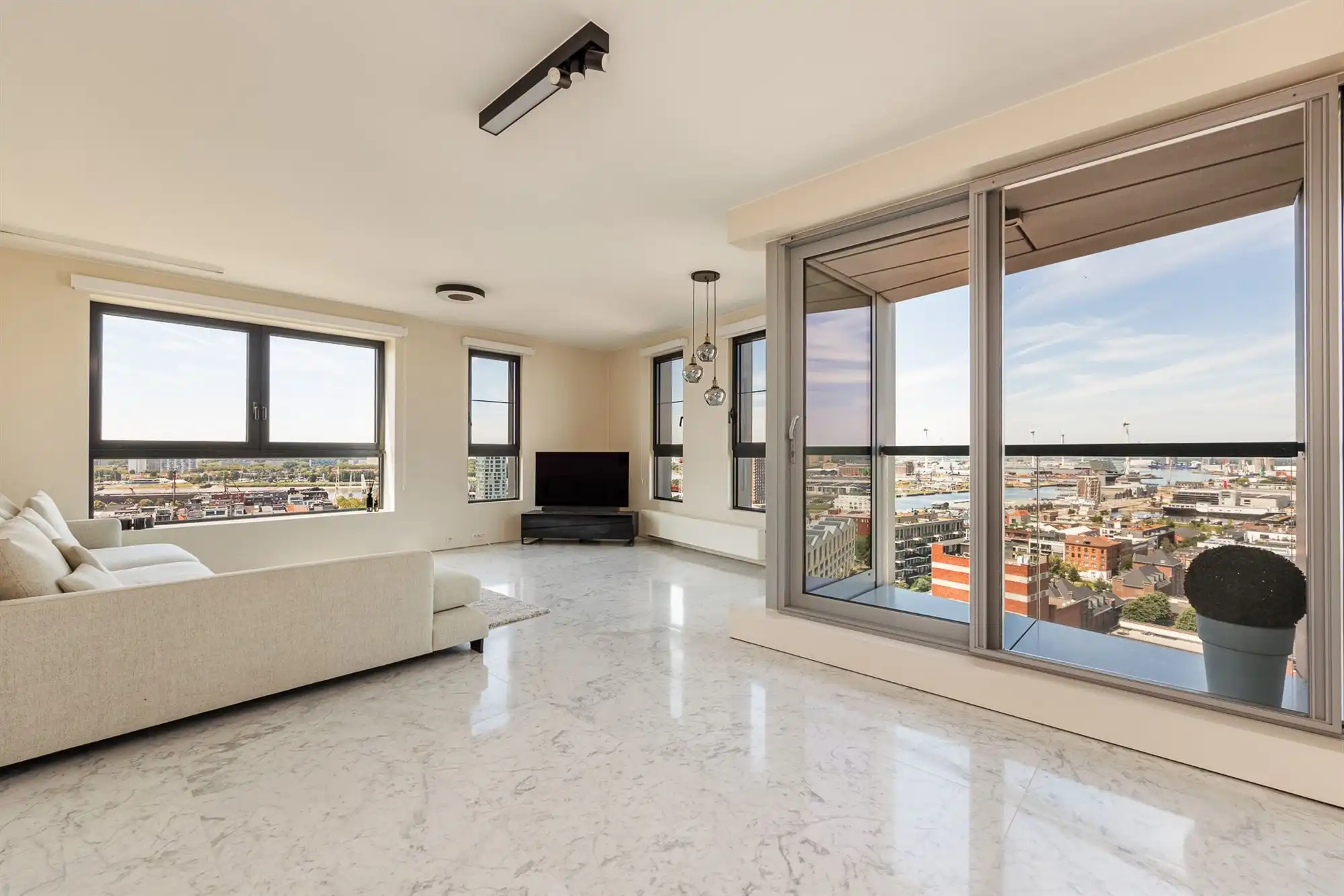 Luxueus appartement op 16e verd. met panoramisch uitzicht foto 4