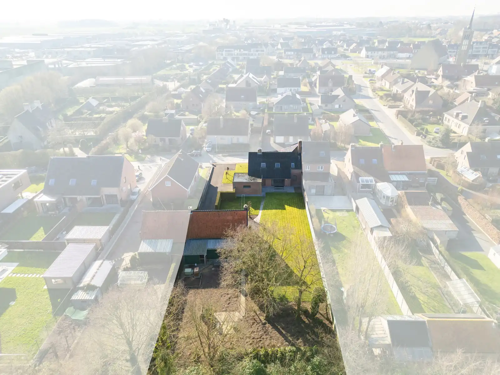 Verzorgde woning met ruim bijgebouw op perceel van 1.369 m² foto 3