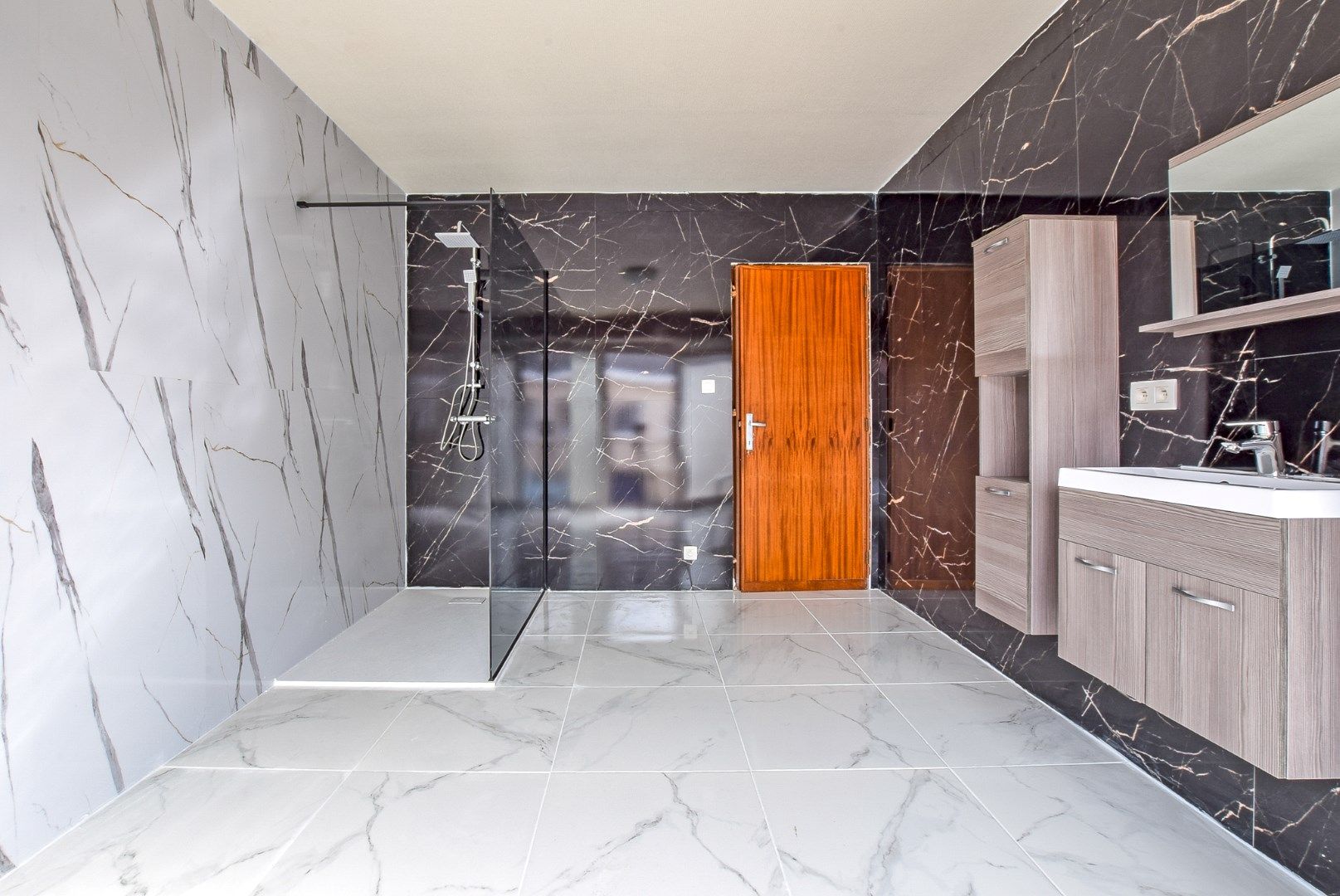 Ruime woning momenteel opgedeeld in 2 appartementen met inpandige garage en tuin op 240m². foto 13
