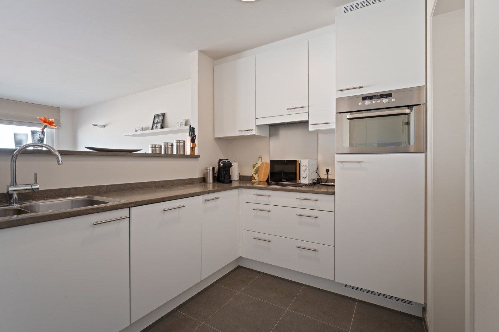 stijlvol gerenoveerd appartement met 2 slaapkamer foto 2