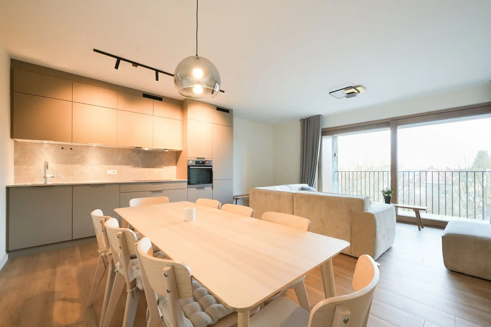 Modern BEN-appartement omringd door groen foto 3