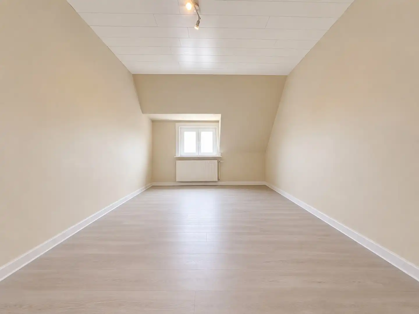 Centraal gelegen rijwoning met 4 slaapkamers en tuin.  foto 10