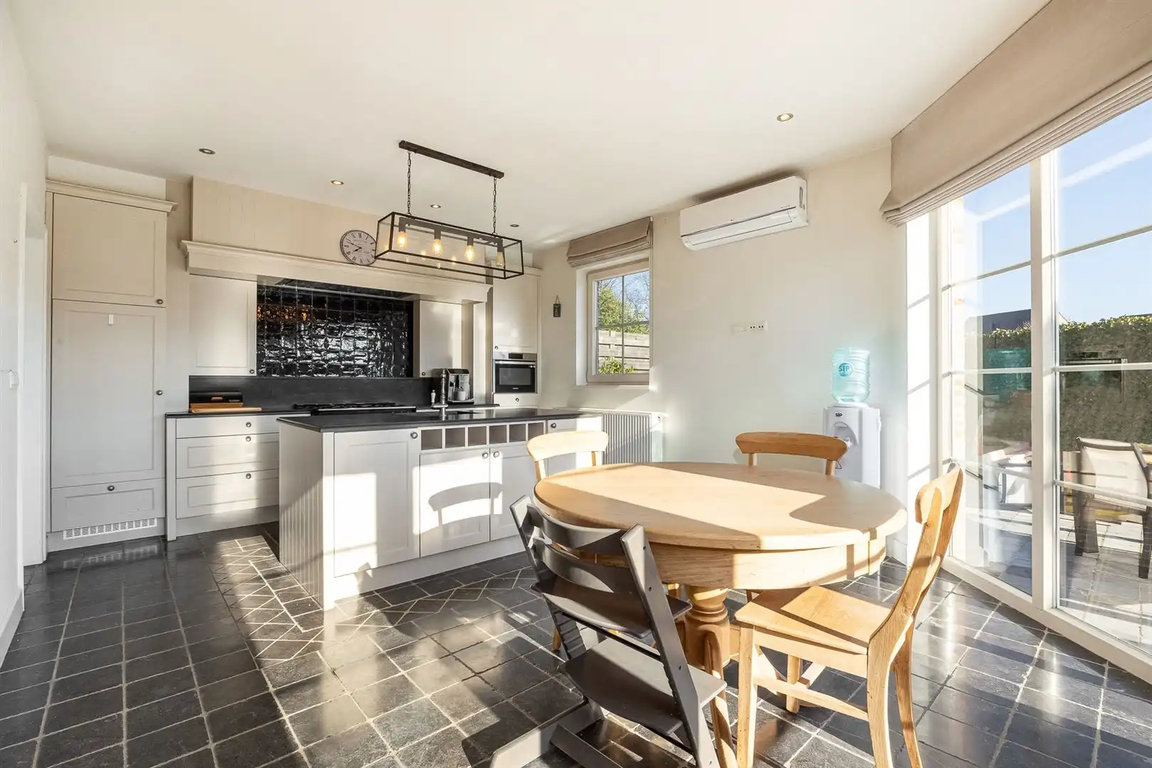 Ruime instapklare woning met 4 slaapkamers! foto 9