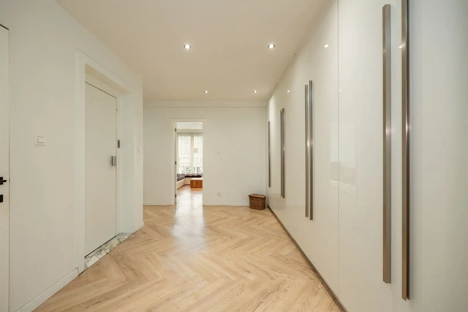 Ruim opbrengsteigendom met lift, garage en verhuurde handelsruimte foto 6