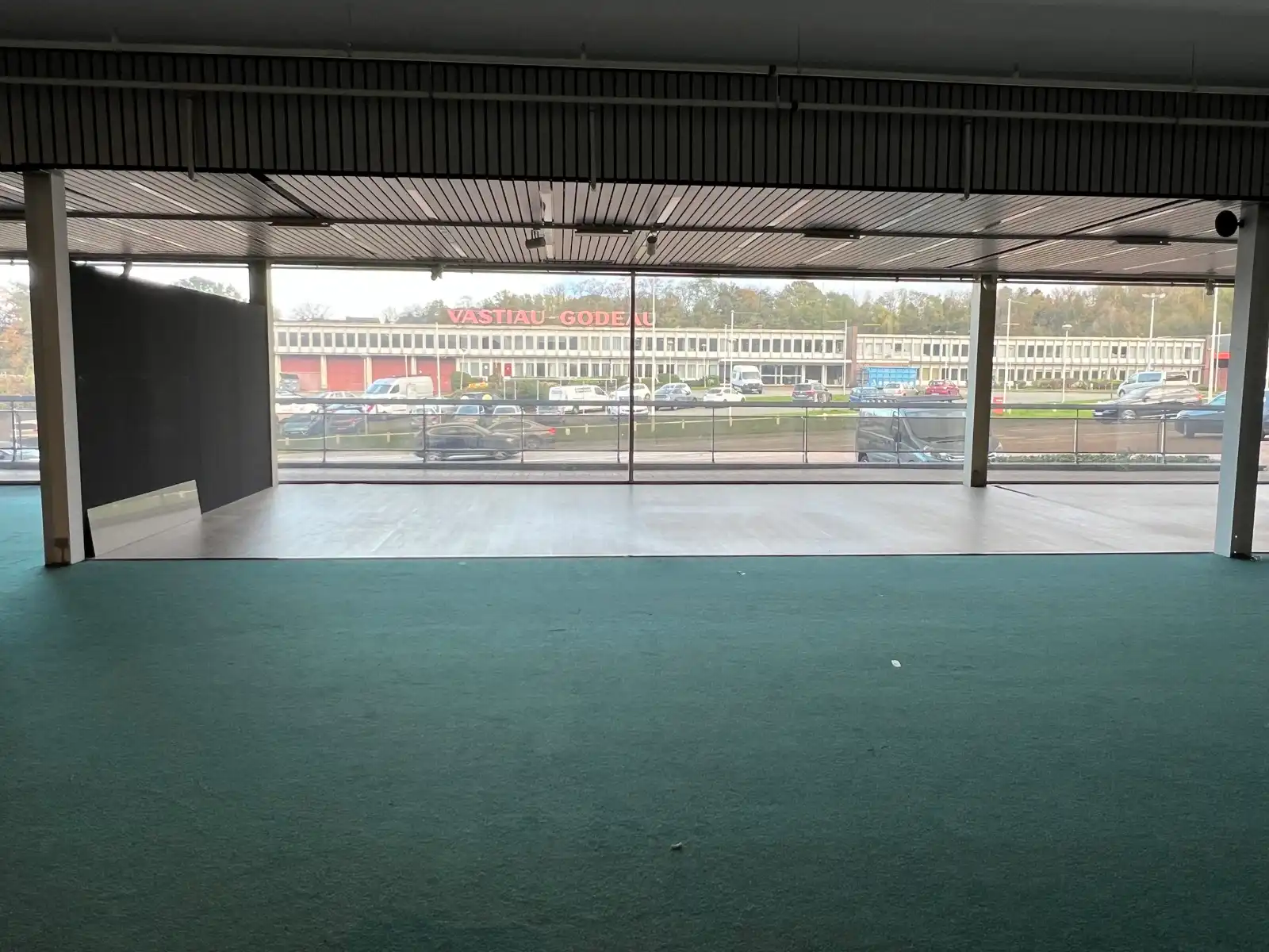 Tijdelijke verhuur van commerciële ruimte / opslagplaats op TOP ligging. foto 7