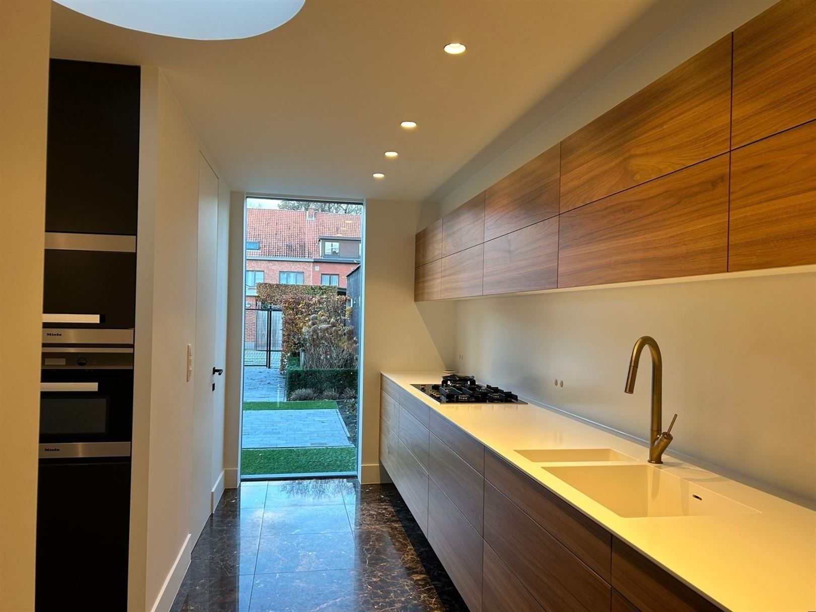 Gerenoveerde woning met vier slaapkamers en garage op rustige locatie foto 3