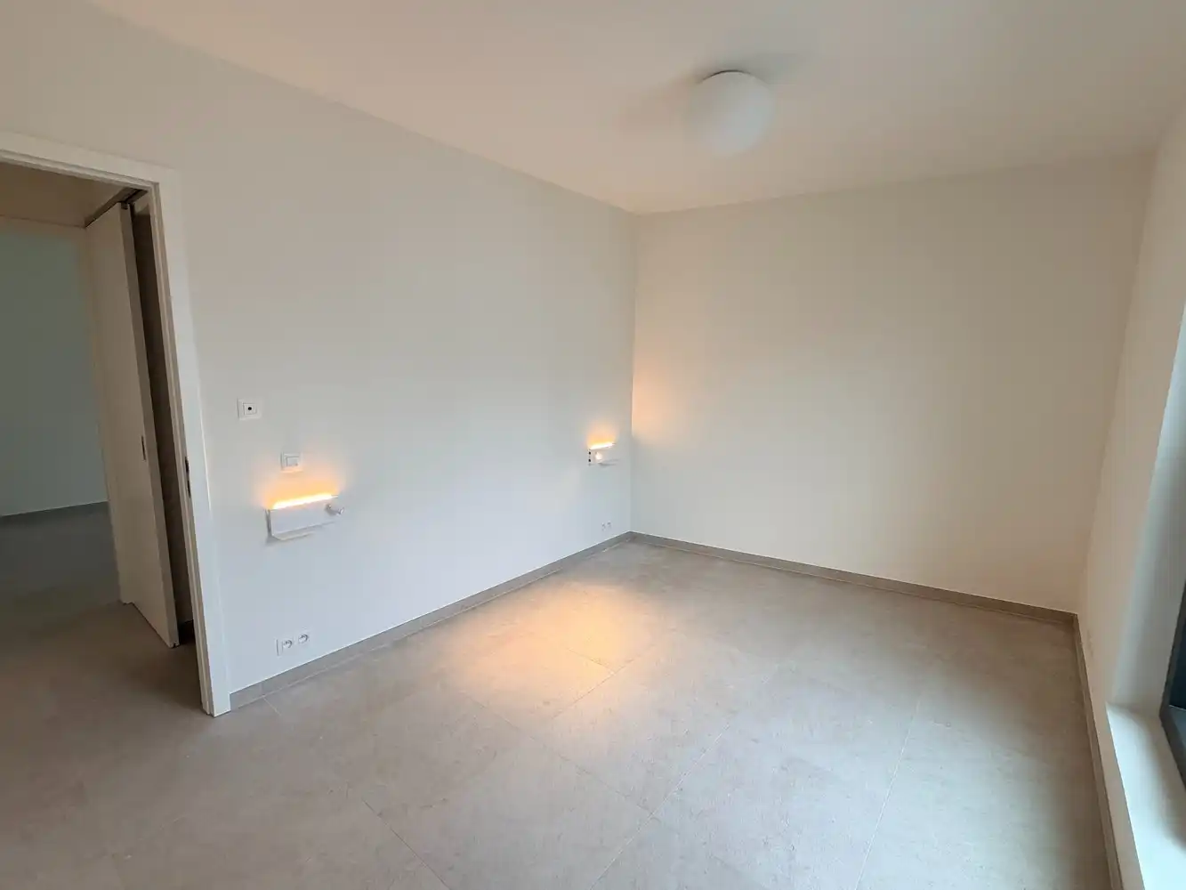 Hoogwaardig afgewerkt nieuwbouwappartement met 2 slaapkamers + kelderberging en staanplaats foto 11