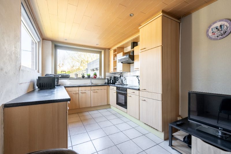Instapklare woning met grote garage en tuin. foto 8